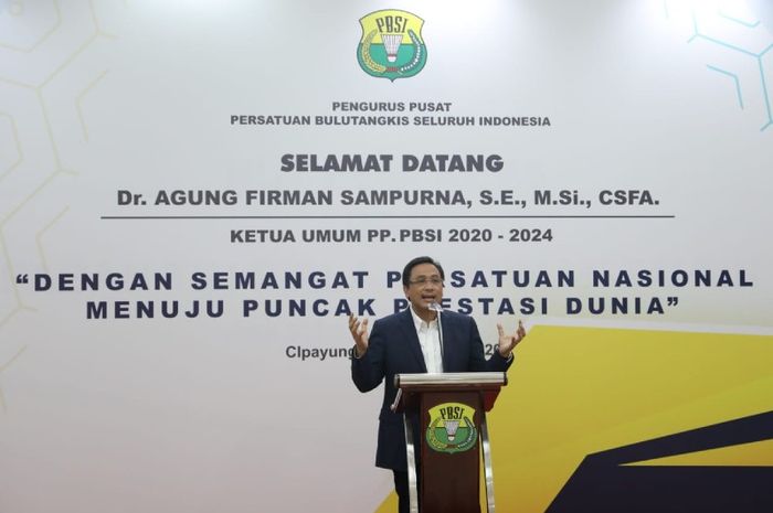 Ketua Umum PB PBSI, Agung Firman Sampurna, berbicara pada kunjungan ke Pelatnas di Cipayung, Jakarta, Kamis (19/11/2020)
