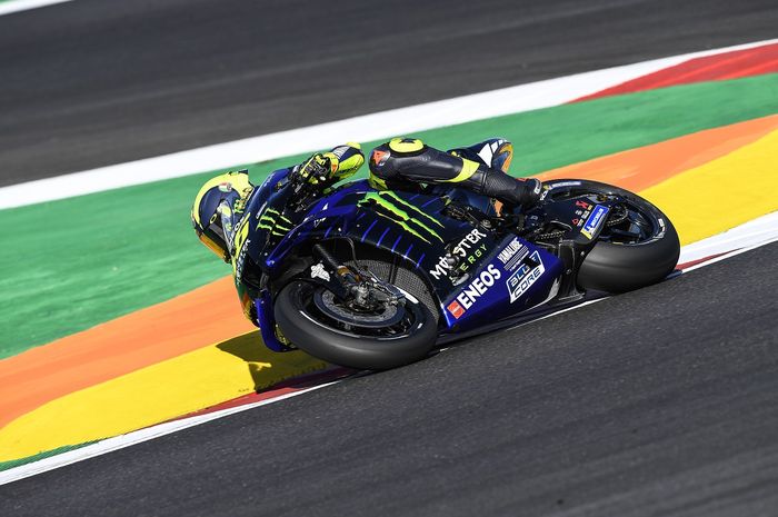 Pembalap Monster Energy Yamaha, Valentino Rossi, ketika melakoni sesi latihan bebas pertama MotoGP Portugal di Sirkuit Algarve, Portimao, Portugal, 20 November 2020.