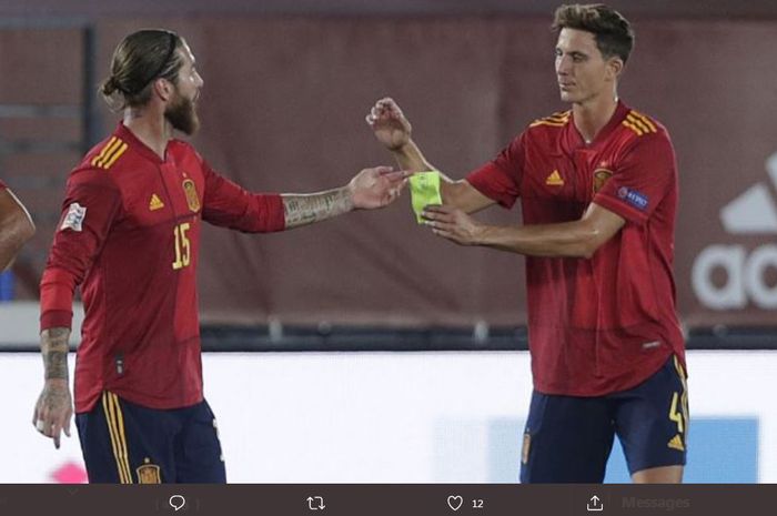 Sergio Ramos (kiri) dan Pau Torres saat memperkuat timnas Spanyol.