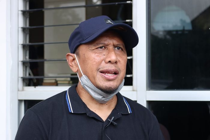 Rahmad Darmawan saat di rumah duka almarhum Ricky Yacobi di Bintaro, Tanggerang Selatan