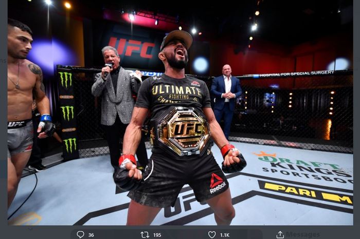 Selebrasi Deiveson Figuiredo usai mempertahankan sabuk juara kelas ringan UFC dalam event UFC 255, Minggu (22/11/2020)