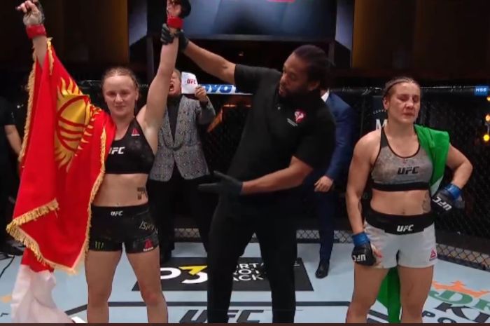 Valentina Shevchenko mengalahkan Jennifer Maia di UFC 255, Minggu (22/11/2020) WIB, untuk mempertahankan sabuk juara kelas terbang. 