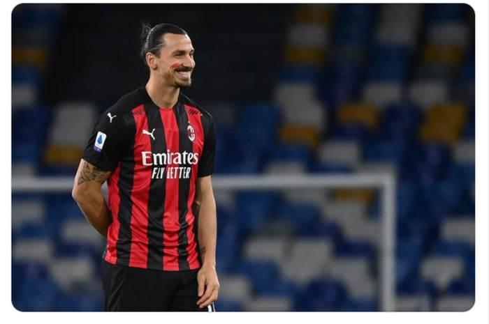 Zlatan Ibrahimovic mencetak satu gol yang buat AC Milan untuk sementara unggul 1-0 atas Napoli.