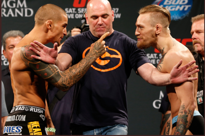 Saat Dustin Poirier (kiri) dan Conor McGregor (kanan) melakukan sesi tatap muka pada ajang UFC 178 yang lalu.