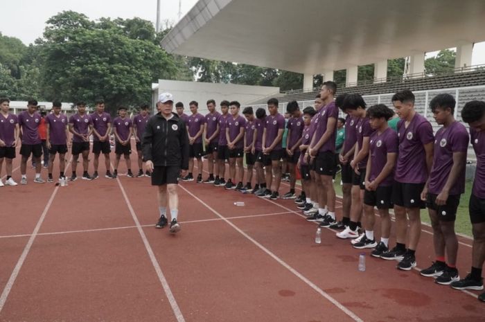 Shin Tae-yong saat memantau TC timnas U-19 Indonesia pada Agustus 2020 lalu.