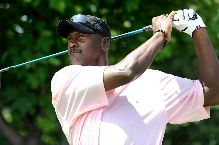 Legenda basket NBA, Michael Jordan, saat bermain golf.