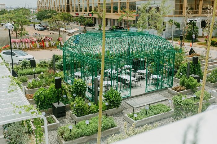Located in PIK 2, Urban Farm combines the enthusiasm for food and gardening in a eco-friendly green space.