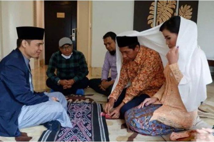 Foto pernikahan Kiwil dengan istri barunya, Eva Belisima.