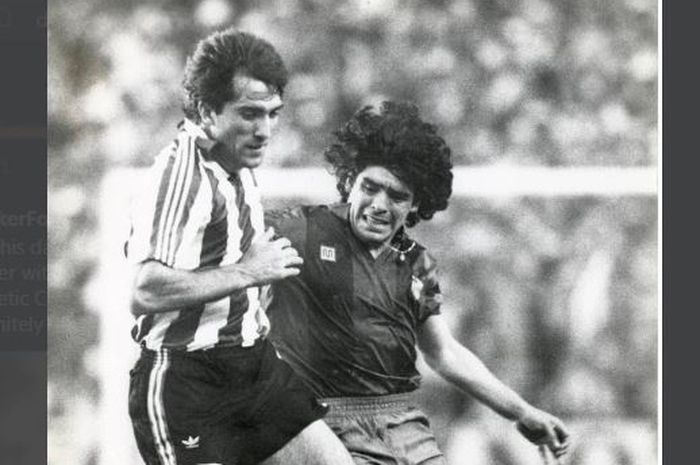 Diego Maradona (kanan) berduel dengan Andoni Goikoetxea dalam partai Barcelona melawan Athletic Bilbao.