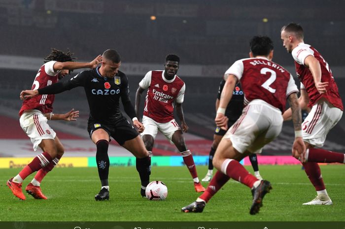 Para pemain Arsenal mengerubungi gelandang serang Aston Villa, Ross Barkley dalam pertandingan lanjutan Liga Inggris 2020-2021.