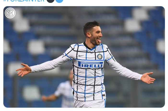 Gelandang Inter Milan, Roberto Gagliardini, merayakan gol yang ia cetak ke gawang Sassuolo di pekan ke-9 Liga Italia 2020-2021.