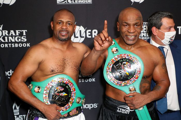 Mike Tyson (kanan) dan Roy Jones Jr (kiri) setelah laga ekshibisi di Staples Center, Los Angeles, Minggu (29/11/2020).