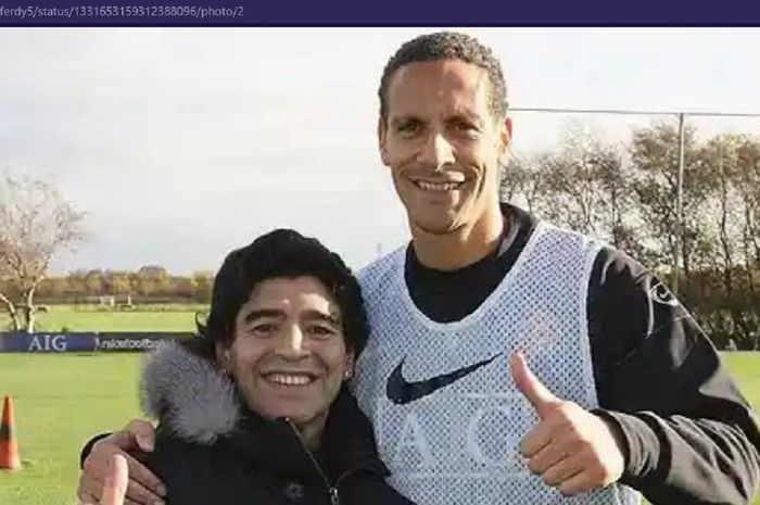 Eks pemain Manchester United, Rio Ferdinand (kanan), berfoto dengan Diego Maradona saat kunjungan sang legenda pada November 2008.