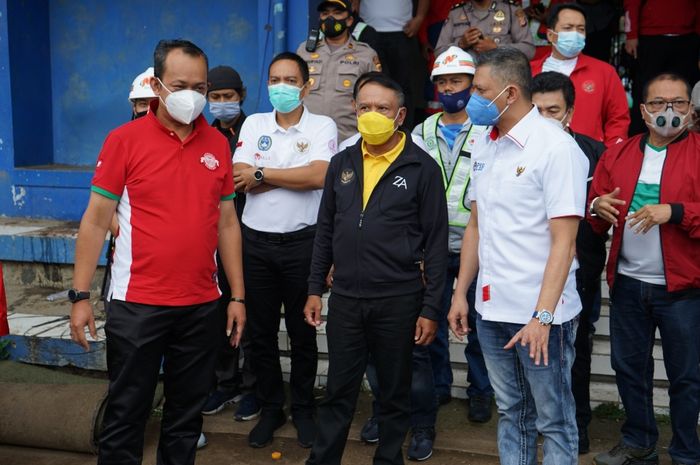 Menpora, Zainudin Amali dan Wakil Ketua Umum PSSI, Iwan Budianto melakukan inpeksi ke lapangan Sidolig dan Stadion Si Jalak Harupat, Soreang, Bandung, Jawa Barat, Sabtu (28/11/2020).