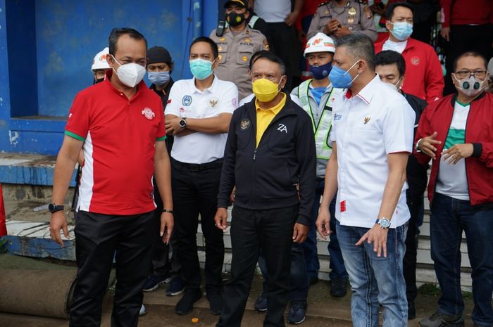 Menpora, Zainudin Amali dan Wakil Ketua Umum PSSI, Iwan Budianto melakukan inpeksi ke lapangan Sidolig dan Stadion Si Jalak Harupat, Soreang, Bandung, Jawa Barat, Sabtu (28/11/2020).