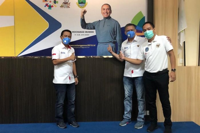 Plt Sekjen PSSI Yunus Nusi (kiri), Waketum PSSI Iwan Budianto (tengah), dan anggota Exco PSSI Yoyok Sukawi (kanan) dalam sosialisasi Youth Fun Juggling Competition di Trans Covention Centre, Bandung.