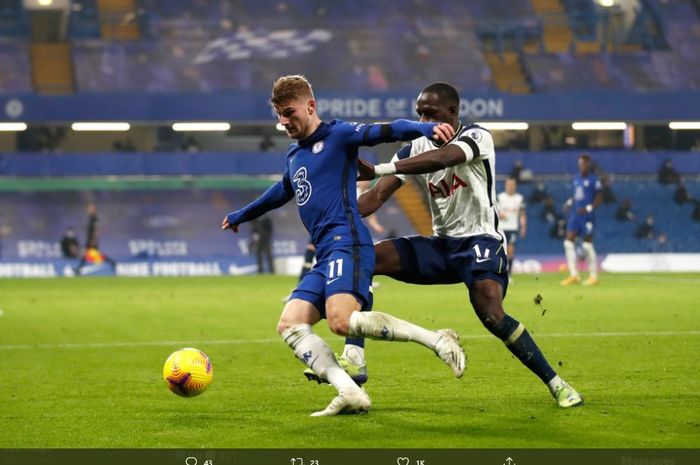 Timo Werner berebut bola dengan Moussa Sissoko.