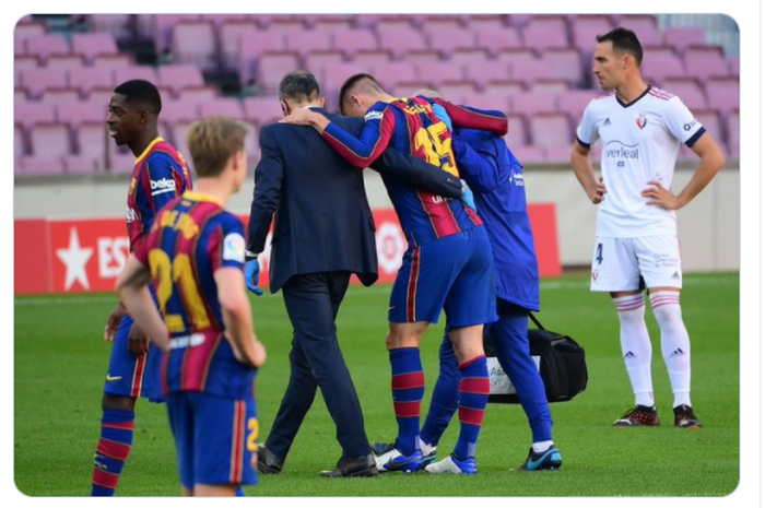 Bek Barcelona, Clement Lenglet (tengah), harus dibopong saat berjalan keluar lapangan usai mendapat cedera kala bermain dalam laga kontra Osasuna di pekan ke-11 Liga Spanyol 2020-2021.