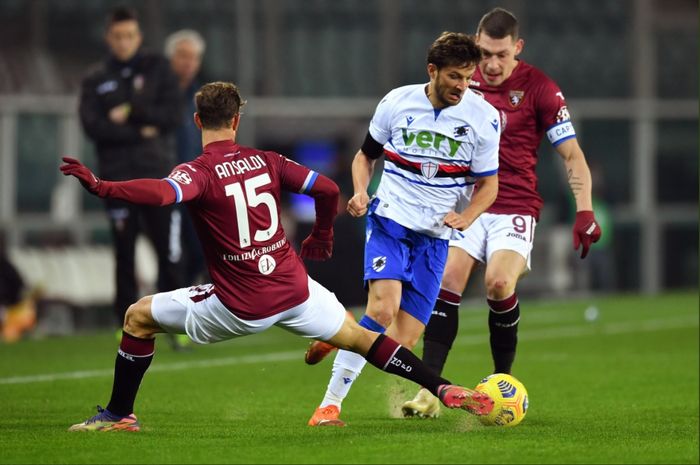 Dua pemain Torino, Cristian Ansaldi dan Andrea Belotti, mencoba menghadang satu pemain Sampdoria pada lanjutan Liga Italia 2020-2021.