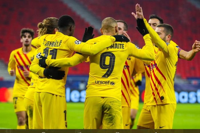 Para pemain Barcelona menyambut Martin Braithwaite usai mencetak gol kedua bagi timnya yang membuat unggul 2-0 atas Ferencvaros pada babak pertama dalam matchday kelima Grup G Liga Champions 2020-2020-2021.