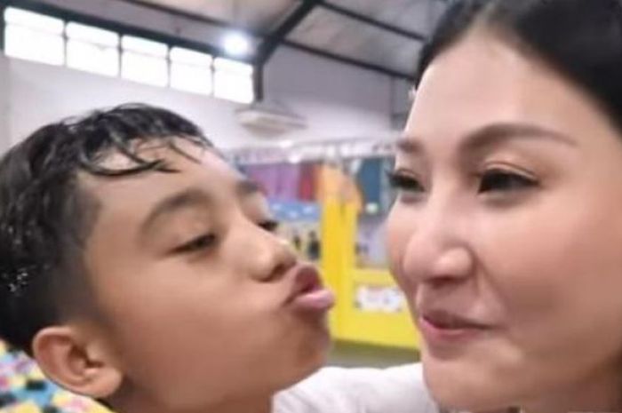 Biasanya Terlihat Akrab dengan Sarwendah hingga Berikan Ciuman Bertubi