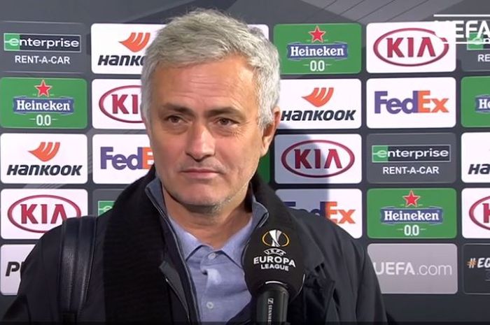 Jose Mourinho mengaku kalau dirinya adalah contoh bagus dari perilaku baik di tengah banyaknya manajer Liga Inggris yang bermain 'drama'.