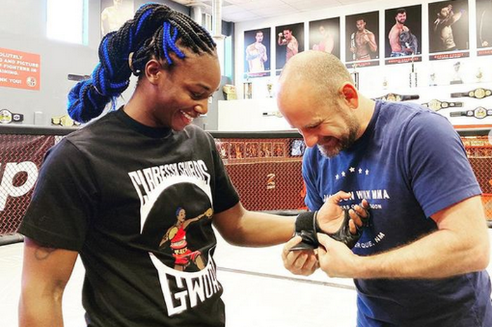 Jagoan tinju yang mencoba merambah ke MMA, Claressa Shields (kiri).