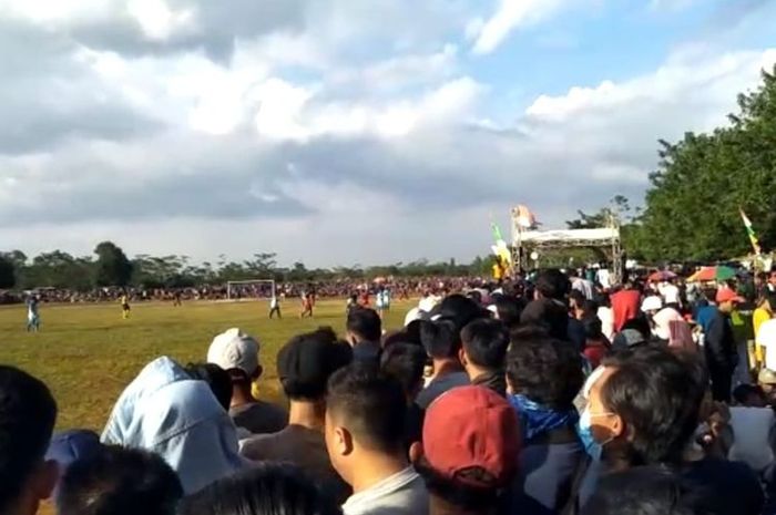 Kerumunan penonton sepak bola antarkampung di Walantaka, Kota Serang. 