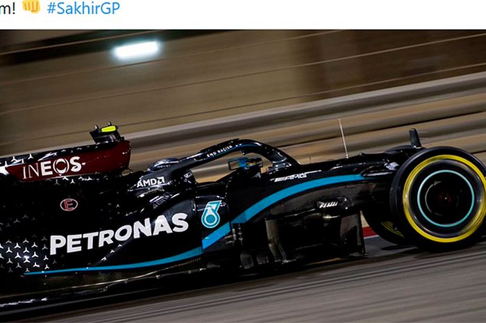 Pembalap Mercedes, Valtteri Bottas, merebut pole position pada kualifkasi Formula 1 GP Sakhir di Sirkuit Internasional Bahrain, 5 Desember 2020.