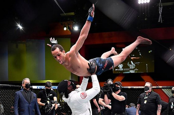 Jordan Leavitt melakukan selebrasi usai duel UFC Vegas 16 Minggu (6/12/2020).