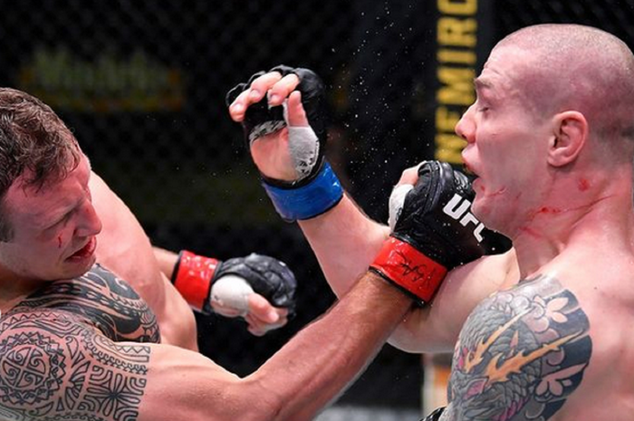 Jack Hermansson (kiri) dan Mavin Vettori barter pukulan pada UFC Vegas 16 Minggu (6/12/2020).