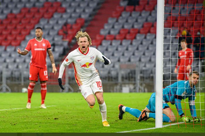 Striker RB Leipzig, Emil Forsberg, mencetak gol ke gawang Bayern Muenchen dalam laga pekan ke-12 Bundesliga di Allianz Arena, Sabtu (6/12/2020).