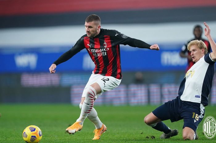 Pemain AC Milan, Ante Rebic, menguasai bola saat melawan Sampdoria dalam laga pekan ke-10 Liga Italia 2020-2021 pada Minggu (6/12/2020) waktu setempat atau Senin pukul 02.45 WIB. 