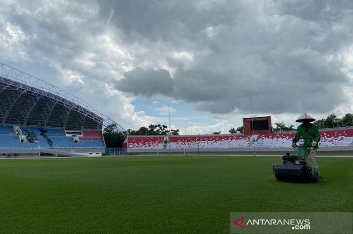 Seorang pekerja meratakan rumput lapangan Stadion Gelora Sriwijaya Jakabaring menjelang Piala Dunia U-20 pada Mei 2021, Palembang, Minggu (6/12/2020). 