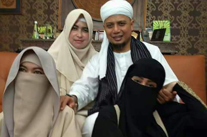 Nggak Heran Rela 9 Tahun Dipoligami, Istri Pertama Ustad Arifin Ilham