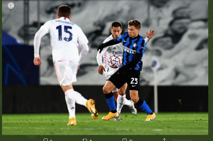 Nicolo Barella berebut bola dengan Eden Hazard dalam duel Real Madrid vs Inter Milan di Liga Champions 2020-2021.
