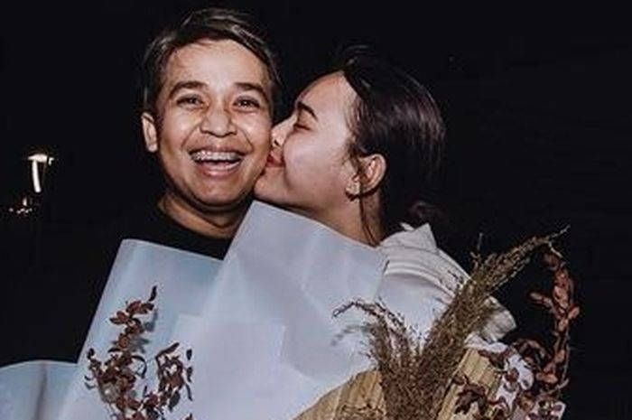 Billy Siaputra diisukan positif untuk Pemerintah ke-19, dengan perhatian dan pesan ibu Amanda Manobo kepada putri kesayangannya – semua halaman