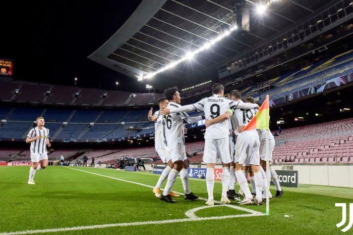 Para pemain Juventus merayakan gol pertama Cristiano Ronaldo ketika menang telak 3-0 atas Barcelona pada laga pamungkas Grup G Liga Champions 2020-2021.