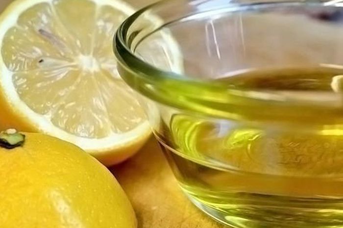 Чистка оливковым маслом. Чистка печени лимонным соком и оливковым маслом. Льняное масло с лимоном. Лимон с оливковым маслом для почек. Лимонный сок и масло оливковое для очистки печени.