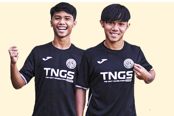 Anas Nadawi (kiri) dan Amar Makruf, dua bersaudara Malaysia, berangkat ke Spanyol untuk mengembangkan bakat sepak bola mereka.