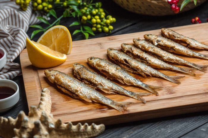 Ikan teri salah satu jenis ikan penurun kolesterol yang baik dikonsumsi.