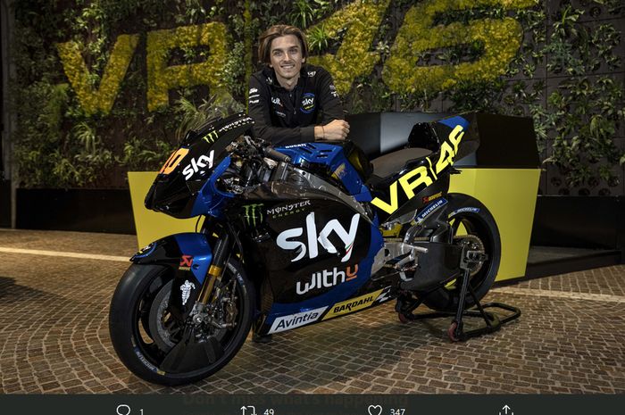 Luca Marini berpose bersama motor Ducati Desmosedici yang akan dikendarainya pada MotoGP 2021.