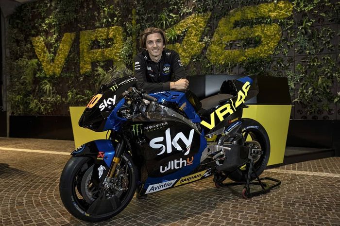 Luca Marini bersama dengan motor Ducati bawaan Sky Racing Team VR46, tim milik Valentino Rossi, yang akan digunakan pada MotoGP 2021.