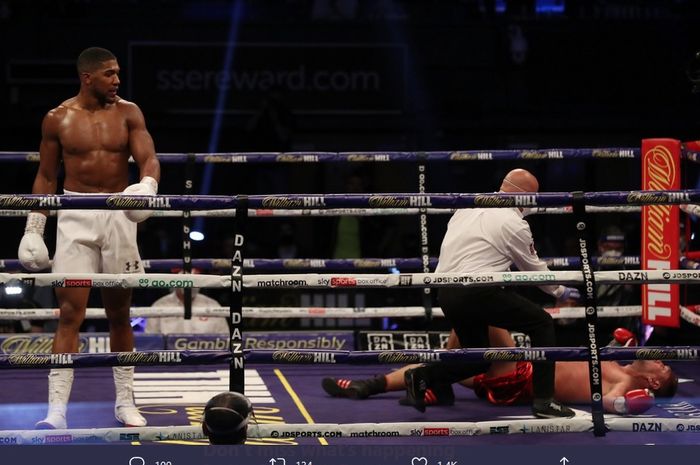 Anthony Joshua (kiri) mengalahkan Kubrat Pulev secara KO pada pertandingan tinju di SSE Arena, London, Inggris, 12 Desember 2020.