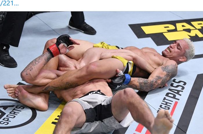 Charles Oliveira melakukan kuncian arm bar kepada Tony Ferguson pada acara UFC 256 di UFC APEX, Nevada, Amerika Serikat, 12 Desember 2020.