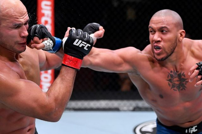 Serangan Ciryl Gane (kanan) kepada mantan juara kelas berat, Junior dos Santos (kiri) pada UFC 256 Minggu pagi (13/12/2020) WIB.