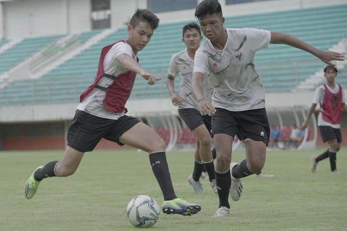 Para pemain timnas U-16 Indonesia saat mengikuti gim internal di Stadion Maguwoharjo, Sleman, Yogyakarta, Sabtu (12/12/2020).