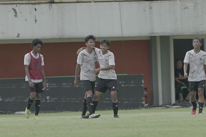 Pemain timnas U-16 Indonesia, Aditiya Daffa Al Haqi (dua dari kiri), merayakan gol yang dicetaknya dalam gim internal pada Sabtu (12/12/2020).