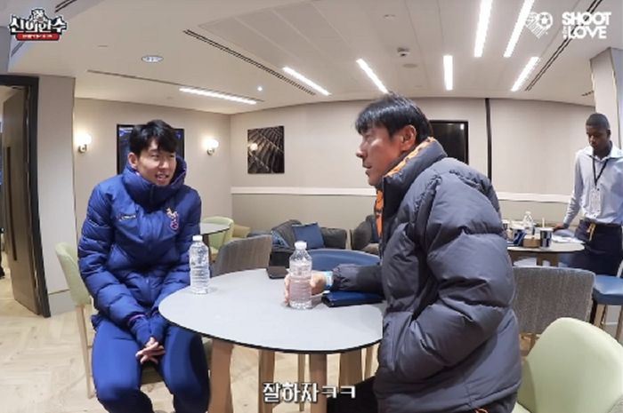 Shin Tae-yong ngobrol dengan Son Heung-min di ruang tamu stadion Tottenham Hotspur di London, 9 November 2019.