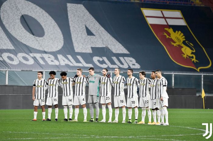 Moemn mengheningkan cipta para pemain Juventus pada laga kontra Genoa guna mengenang kepergian Paolo Rossi.